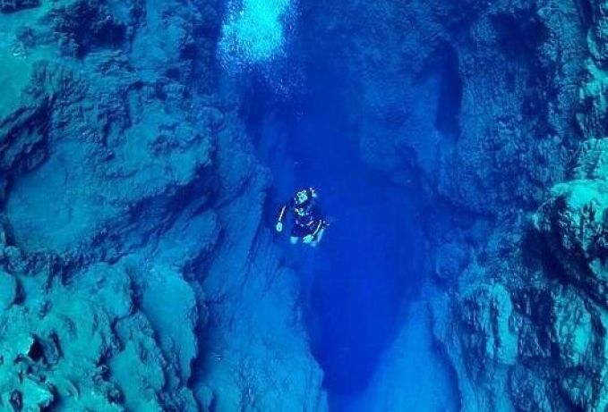 Lagoa Misteriosa Profundidade Mergulhador Atinge A Marca De 220 Metros