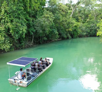 Passeio de flutuação em Jardim (MS) adquire barco movido a energia solar