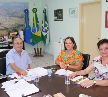 Prefeito reúne-se com representantes do SIMTED de Bonito