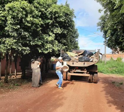 Entulhos são recolhidos no Portal do Rio Formoso em Bonito