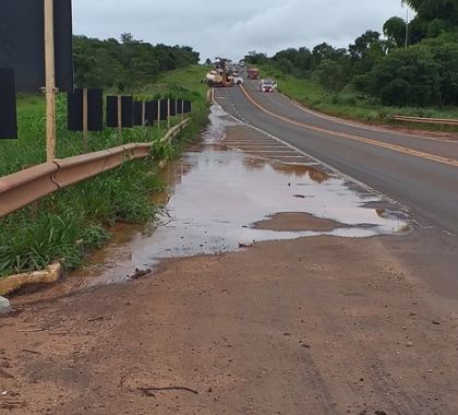 Empresa é autuada por contaminação de solo, vegetação e água de córrego em Três Lagoas