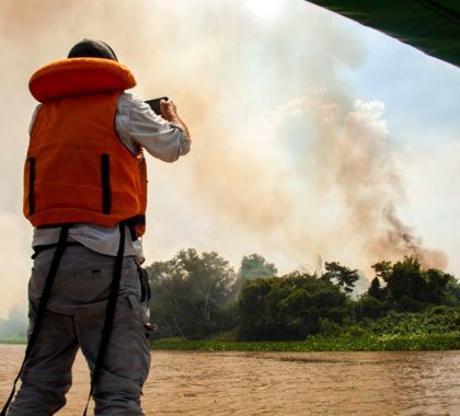 Bombeiros intensificam combate a dois grandes incêndios no Pantanal de Corumbá