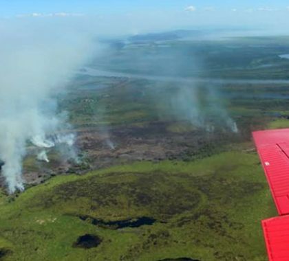 Força-tarefa concentra combate a focos de calor para impedir propagação em morraria de Corumbá