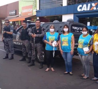 Prefeitura de Jardim distribui máscaras faciais para pessoas em fila na Caixa Econômica