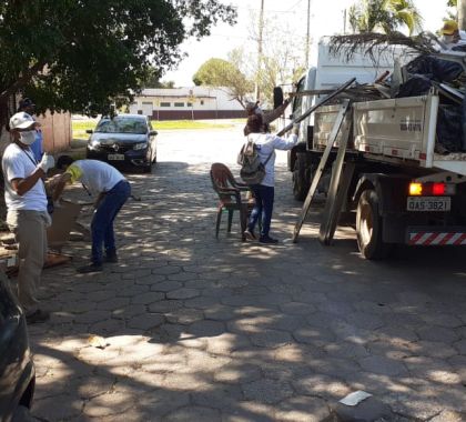 Sanesul auxilia no combate a dengue em Corumbá limpando terrenos baldios