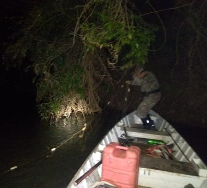 Dois pescadores são surpreendidos fazendo arrastão com redes no rio Miranda