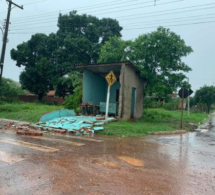 Tempestade deixa rastro de destruição nas ruas de Nioaque