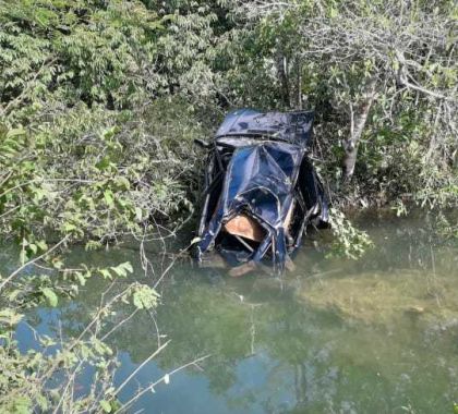 Carro cai no rio Betione e motorista anda 6km para pedir ajuda para o marido