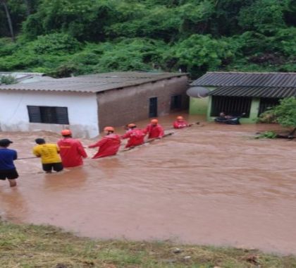 Bombeiros atuam em resgate de famílias desabrigadas pela chuva em Corumbá