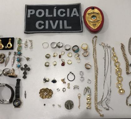 Idosa confessa furto de R$ 300 mil em joias da patroa após ostentar peças nas redes sociais em Jardim