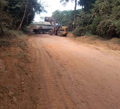 Secretaria de Obras realiza serviço de limpeza em estrada vicinal próximo ao aterro controlado de Bonito