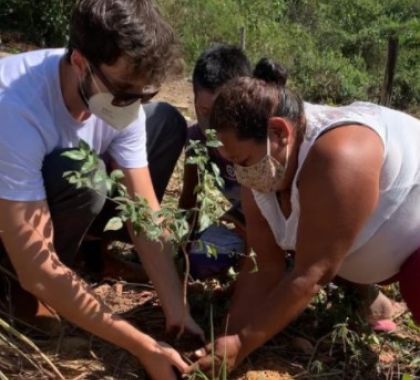 Ribeirinhos da Baía Negra recebem primeiras mudas em projeto de reflorestamento do Pantanal