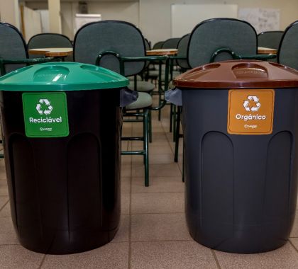 Copos plásticos distribuídos em corrida de rua são transformados em lixeiras para escolas públicas