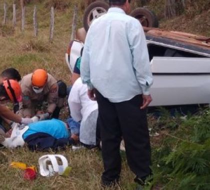 Três pessoas ficam feridas após carro capotar em Miranda