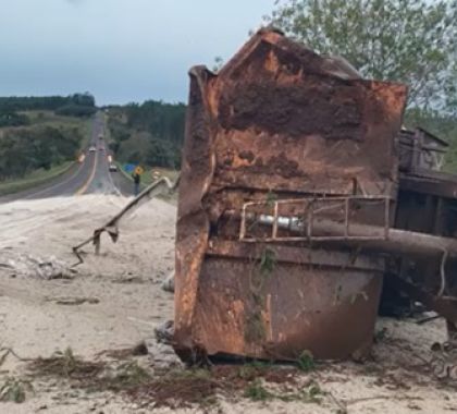 Carreta carregada com calcário tomba na BR-267, em Jardim