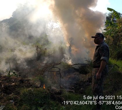 Mulher é multada em R$ 5 mil por atear fogo em terreno baldio colocando imóveis de Corumbá em perigo