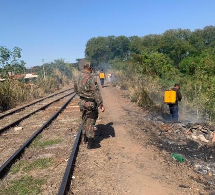 Incêndio à margem do trilho próximo ao centro de Miranda é combatido pela PMA