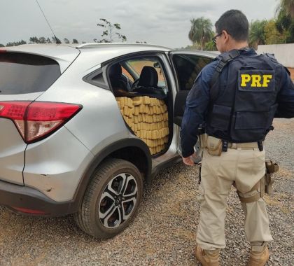 PRF apreende 1.003 kg de maconha e prende batedores em Guia Lopes da Laguna