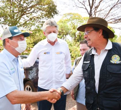 Ministro do Turismo visita passeio de flutuação em Jardim e recebe prêmio em Bonito