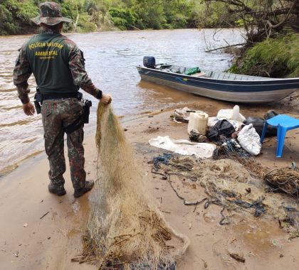 Acampamento com 15 pescadores é desmontado em Jardim e apetrechos ilegais de pesca são apreendidos