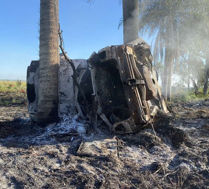 Duas pessoas morrem carbonizadas em colisão de veículo com coqueiro