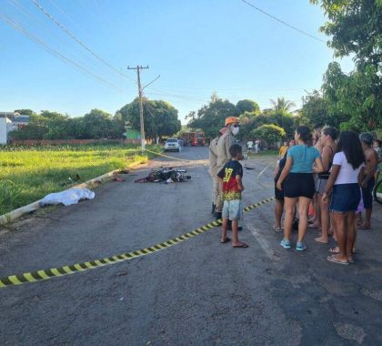 Motociclista bate a cabeça e morre após capacete abrir em batida com caminhonete em Bonito