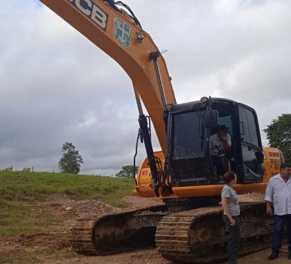 Obras de conservação de solo e recursos hídricos no Alto Mimoso é visitada pelo prefeito de Bonito